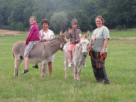 Esel Lotti und Darwin mit Kindern