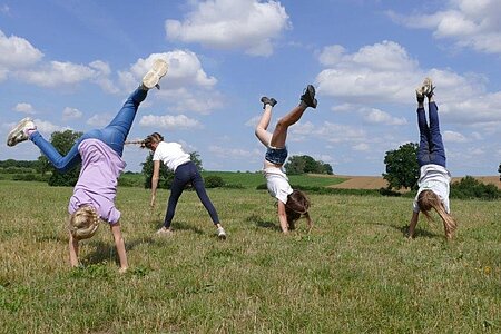 Kinder spielen auf der Wiese.