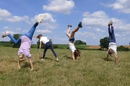 Kinder spielen auf der Wiese, Kinder spielen auf der Wiese.