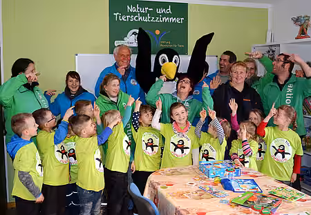 Kindergruppe im Tierschutzzimmer auf dem aktion tier LOTTIHOF 