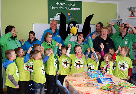 Kindergruppe im Tierschutzzimmer auf dem aktion tier LOTTIHOF 