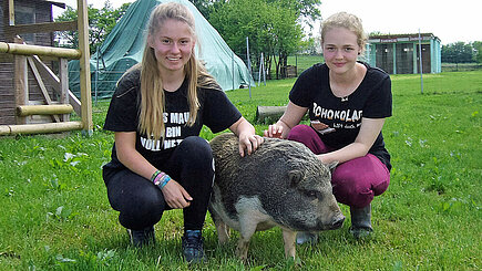 Janne (re.) und Sarah Michelle (li.) auf dem Lottihof