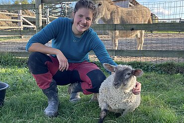 Anouk Vandre mit Schaf Fritz.