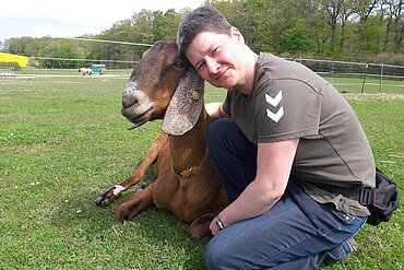 Moni mit der Anglo-Nubier Ziege Oskar.