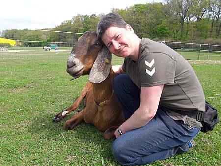 Moni mit der Anglo-Nubier Ziege Oskar.