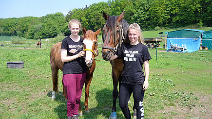 Janne (li.) und Sarah Michelle (re.) auf dem Lottihof.