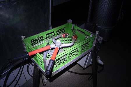 Elektrozange im Schlachthof