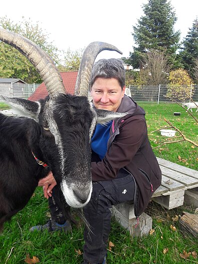 Moni mit Thüringischer Waldziege Johnny.