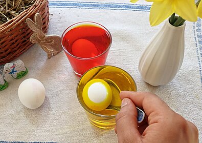 Die Alternative: Bio-Eier hart kochen oder ausblasen und selber färben oder bemalen.