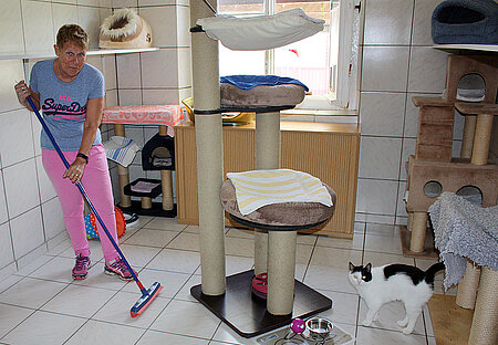 Bärbel beim Reinigen eines Katzenzimmers