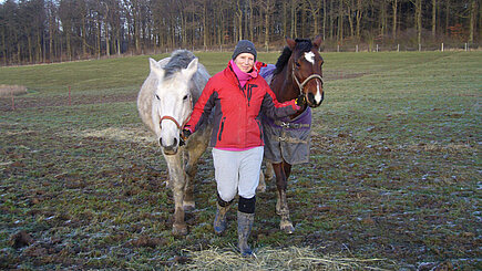 Tierpflegerin mit Pferd