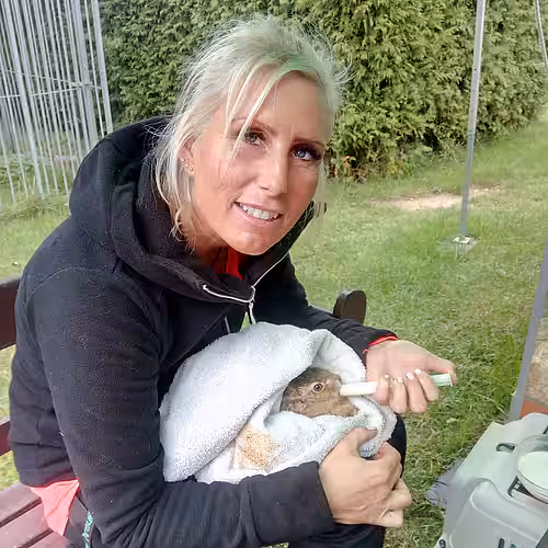 Doreen Huff vom aktion tier Lottihof beim Fütterungsritual. Doreen Huff vom aktion tier Lottihof beim Fütterungsritual.