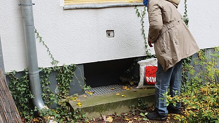 Theos Besitzerin hat ihren Liebling im Schacht entdeckt.